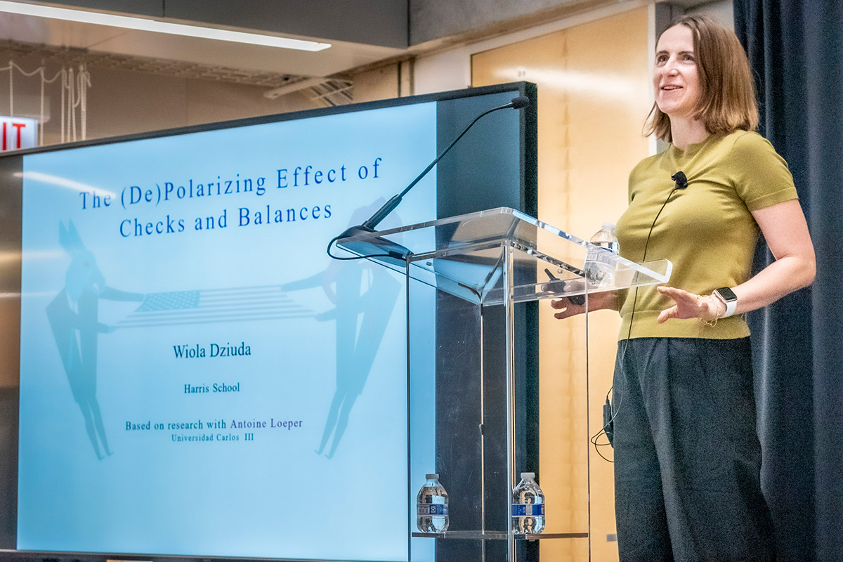 Wiola Dziuda delivering the keynote lecture at SIOE 2024.